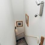 Höhenunterschied mit Treppe und Wandbeleuchtung