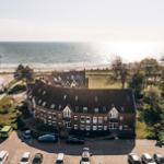 Haus mit Parkplatz direkt am Strand und Meer.