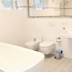 Badezimmer mit Badewanne, Toilette, Bidet und Waschbecken