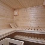 Sauna mit Holzwand und Sitzbänken