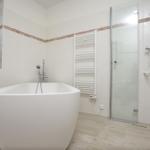 Bad mit freistehender Badewanne, Dusche und Heizkörper