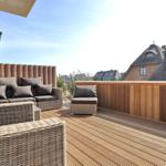 Terrasse mit Sitzgruppe und Blick auf Dachhäuser.
