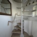 Spiralstiege mit Seilgeländer, Spiegelfassade und Fenster