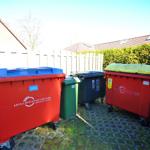 Rückseite mit Müllcontainern und Zaun