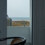 Blick vom Balkon auf das Meer und Dünen