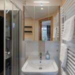 Bad mit Dusche, Waschbecken und Handtuchheizung