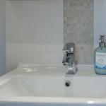 Waschbecken mit Wasserhahn und Seifenspender
