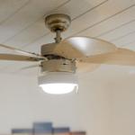 Deckenventilator mit Holflügeln und integriertem Licht