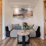 Wohnzimmer mit Sofa, Tisch und Wandbild