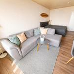 Große bequeme Couch und Bett im Wohnschlafzimmer