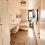 Arbeitsplatz und Bett im Schlafzimmer