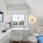 Schlafzimmer mit Schreibtisch, Bett und Fenster mit Blick.