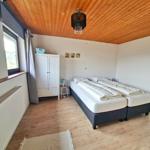 3 Bettzimmer 1en Stock, in der Nische (nicht sichtbar) das dritte Boxspringbett