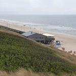 Haus auf Stelzen am Strand mit Blick aufs Meer