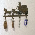 Schlüsselhalter mit Kutsche, an dem Schlüssel hängen.