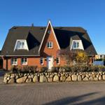 Frontansicht des Hauses mit Terrasse rechts