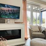 Blick aus der gemütlichen Sofaecke - mit großem Smart-TV und Marshallbox für perfekten Sound