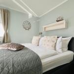 Großzügiges lichtdurchflutetes Hauptschlafzimmer mit hochwertigem Boxspringett und extra hohem Komfort Topper,sowie ein Flachbildfernseher.
