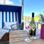 Gemütlicher Balkon mit Strandkorb - perfekt um die Vormittagssonne entspannt zu genießen.