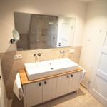 Bad mit Waschbecken, Spiegel und Dusche