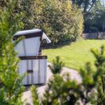 Weißer Rattan-Schirmstuhl auf Steinweg im Garten