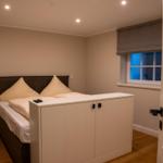 Schlafzimmer mit Bett, Schrank und Fenster