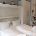 Schlafzimmer mit Bett, Schrank und kleinem Esstisch