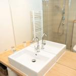 Bad mit Dusche, Waschbecken und Toilette