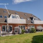 Wohnung 15 mit Balkon, Terrasse und Garten. Mehrere Fenster und Dachfenster.