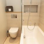 Bad mit Dusche, Toilette und Waschbecken
