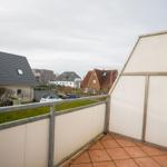 Terrasse mit Sicht auf Wohnhäuser und einen Garten