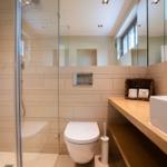 Badezimmer mit Dusche, Toilette und Waschbecken
