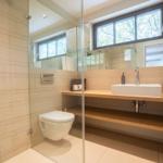 Bad mit Dusche, Toilette und Waschbecken mit Fenster