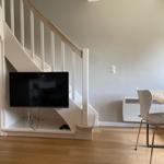 TV unter Treppe, Essbereich mit Tisch und Stühlen