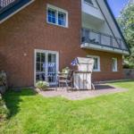 Haus mit Terrasse, Garten und Balkon. Außengelände mit Sitzgelegenheiten.