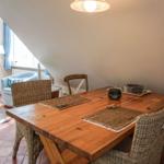 Holztisch mit Stühlen und Sitzgelegenheiten im Wohnbereich