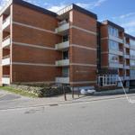 Wohnhaus mit Balkonen und Eingang für Apartment 13