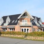 Modernes Ferienhaus mit Balkonen und Steinmauer