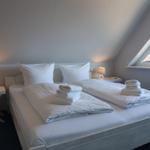 Schlafzimmer mit Doppelbett, zwei Nachttischen und Dachfenster.