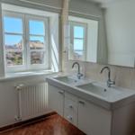 Badezimmer mit Doppelwaschbecken und Fenster