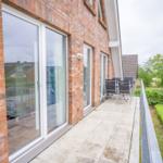 Terrasse mit Sitzgruppe und Blick auf Garten