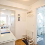 Flur mit Garderobe, Bad und Blick in Wohnbereich
