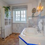 Badezimmer mit Badewanne, Fenster und Handtuchhalter