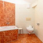 Badezimmer mit Badewanne