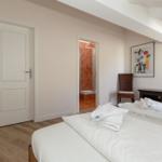 Zweites Schlafzimmer mit eigenem Badezimmer.
