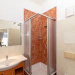Badezimmer mit Dusche