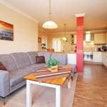 Das großzügige helle Wohnzimmer mit gemütlicher Couch