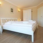 Eins der beiden Schlafzimmer zur Westseite (Straßenseite) gelegen mit Zugang auf den Balkon