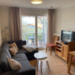 Wohn-Essbereich mit Couch und Flatscreen-TV