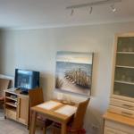 Wohn-Essbereich mit Couch und Flatscreen-TV